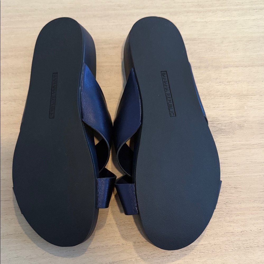 Banana Republic Midnight Blue Crisscross Slide Sandals 7M NWOT - Picture 2 of 3